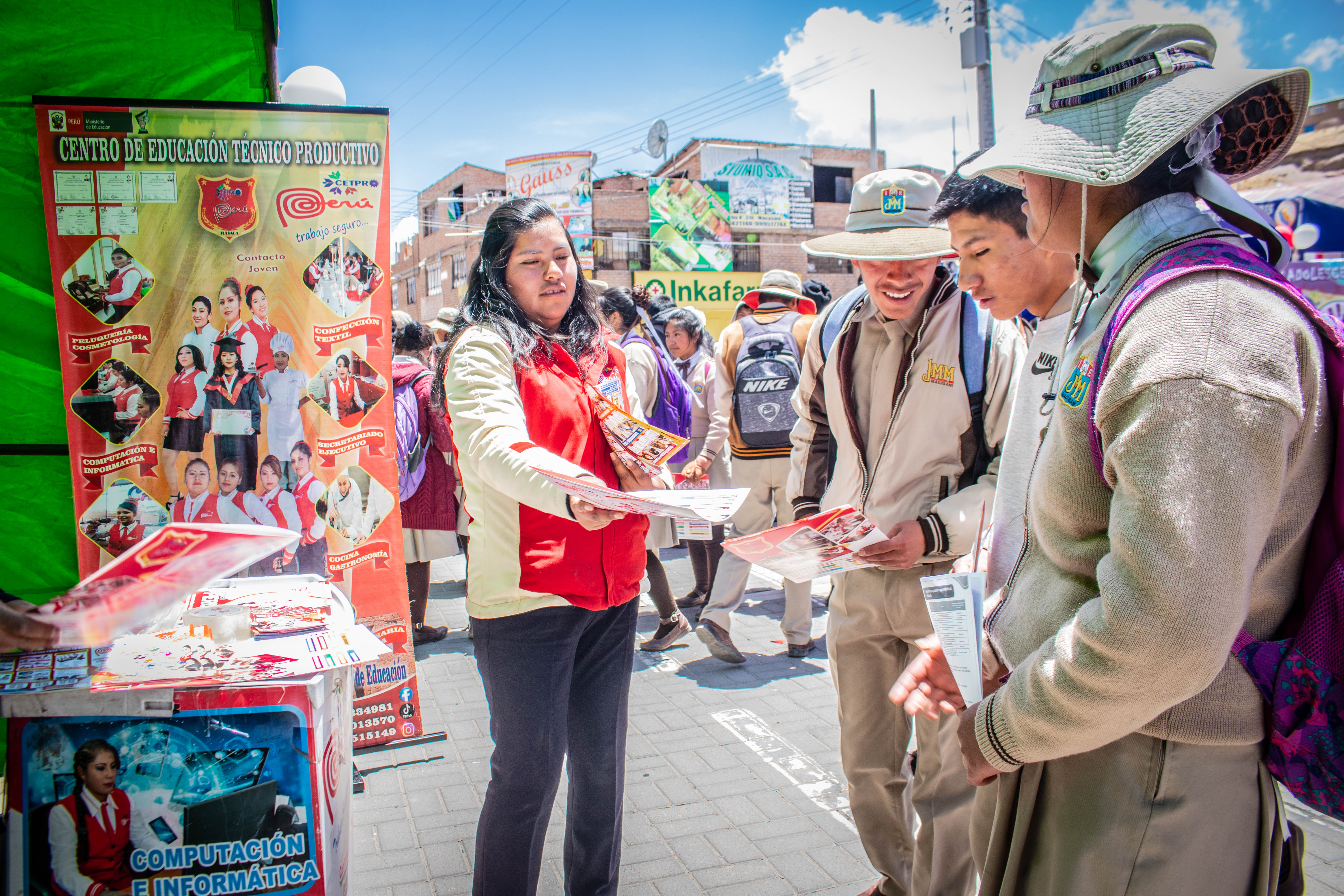 Primera Feria Educativa de orientación vocacional “Tu Futuro Juntos” en Macusani