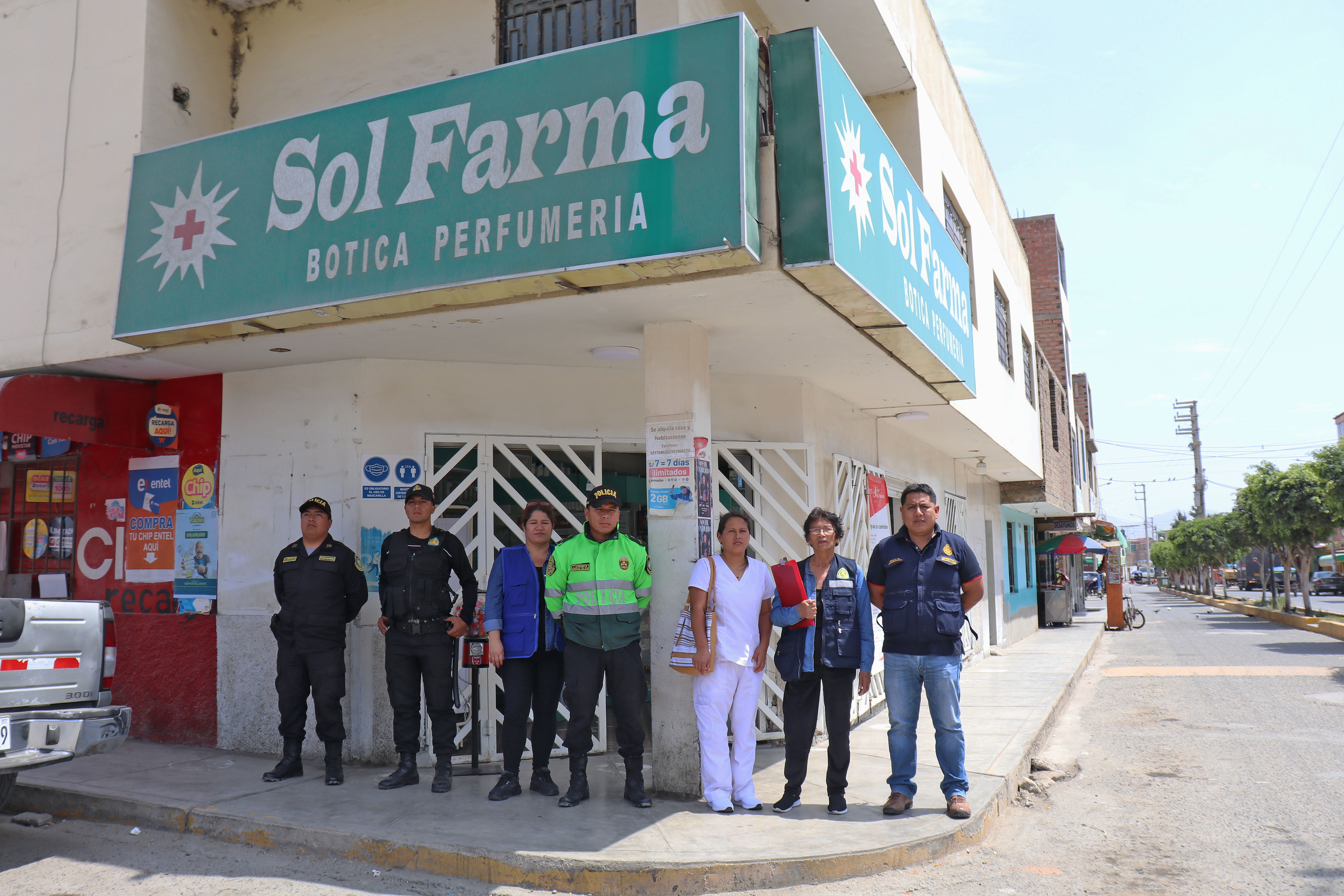 Autoridades que formaron parte del operativo a cevicherías y restaurante