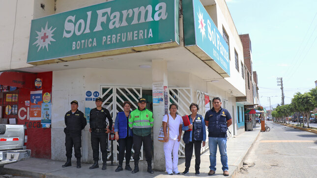 Autoridades que formaron parte del operativo a cevicherías y restaurante 
