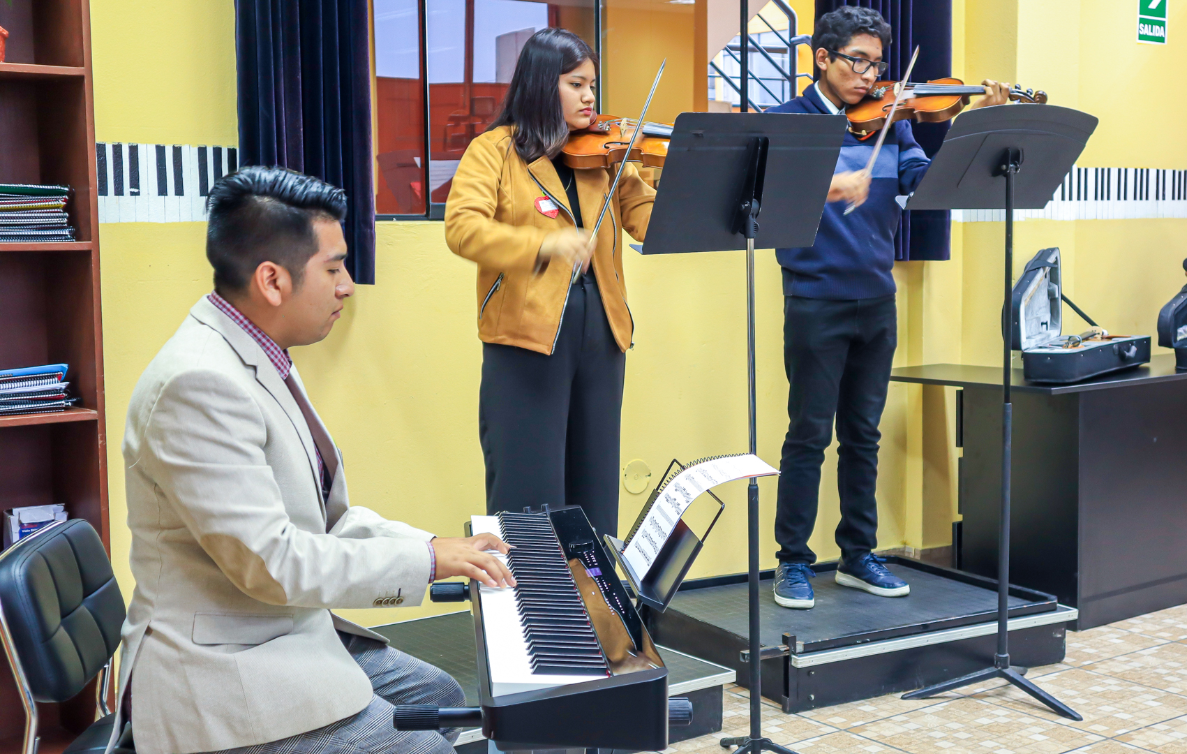 La entrega de estos instrumentos es un paso significativo hacia el fortalecimiento y la expansión del prestigioso taller musical.