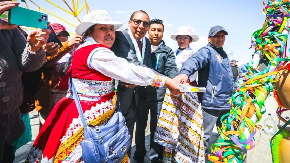 Pobladores dedican un pago a la pachamama a Rohél Sánchez como agradecimiento.
