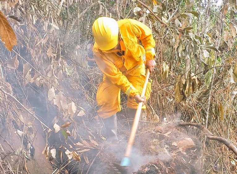 Guardarques bomberos forestales del Sernanp combaten incendio en Comunidad Nativa Kichwa de Callanayacu
