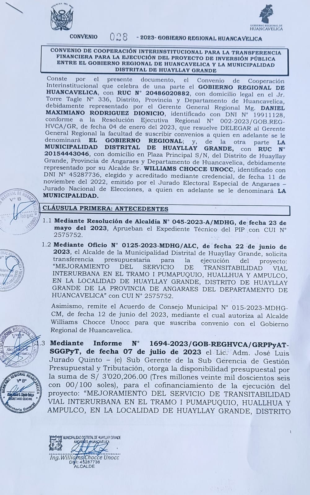 El alcalde Distrital de Huayllay Grande Ing. Williams Chocce Unocc, y el Gobernador Regional de Huancavelica Dr. Leoncio Huayllani Taype, suscriben convenio de cooperación Interinstitucional entre la Municipalidad Distrital de Huayllay Grande y el Gobierno Regional de Huancavelica para el financiamiento del proyecto “MEJORAMIENTO DEL SERVICIO DE TRANSITABILIDAD VIAL INTERURBANA EN EL TRAMO I PUMAPUQUIO, HUALLHUA Y AMPULCO, EN LA LOCALIDAD DE HUAYLLAY GRANDE, DISTRITO DE HUAYLLAY GRANDE DE LA PROVINCIA DE ANGARAES DEL DEPARTAMENTO HUANCAVELICA” con CUI N°2575752 El presente convenio tiene por objeto establecer las condiciones y mecanismos para la transferencia financiera que permitan el financiamiento y ejecución del proyecto que haciende a una suma de S/ 3,059,805.76 soles, según el CONVENIO N°028-2023-GOBIERNO REGIONAL DE HUANCAVELICA.
A pesar de las adversidades y críticas uno mismo es quien se da fuerzas para seguir adelante, La buena voluntad de trabajo en equipo se pone en marcha a favor de las grandes mayorías, fruto de ello se ha suscrito el convenio de apoyo mutuo.
Esta obra es largamente esperado por los pobladores del Distrito de Huayllay Grande, donde no llega una vía de comunicación, hoy se hará realidad y será muy transitable con esta vía de transporte y sus productos podrán transportar muy fácilmente y servirá para interconectar y dinamizar la economía en el Distrito de Huayllay Grande.