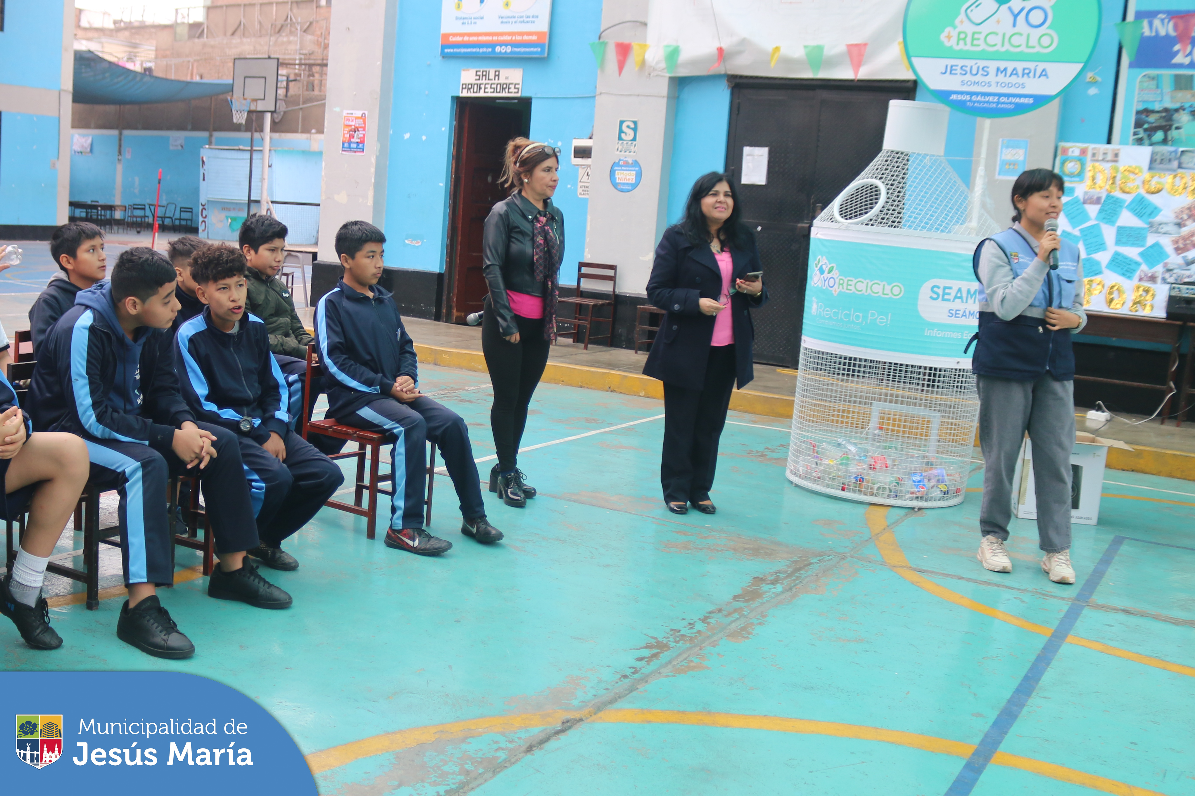 Se realizó la segunda edición de nuestro programa ambiental con los jóvenes del colegio Diego Ferre. Ellos disfrutaron de una mañana de aprendizaje participando de los talleres de 🌱 biohuertos urbanos, capacitación sobre liderazgo ambiental, cursos de manualidades recicladas 😊 y mucho más.
¡Llámanos! 📱940410958 tu cole puede ser el próximo.
*Con el apoyo de Serfor, Parque de las Leyendas, Guardianes de los humedales y Paleo Kids.