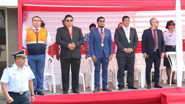 Ceremonia de izamiento del Pabellón Nacional.
