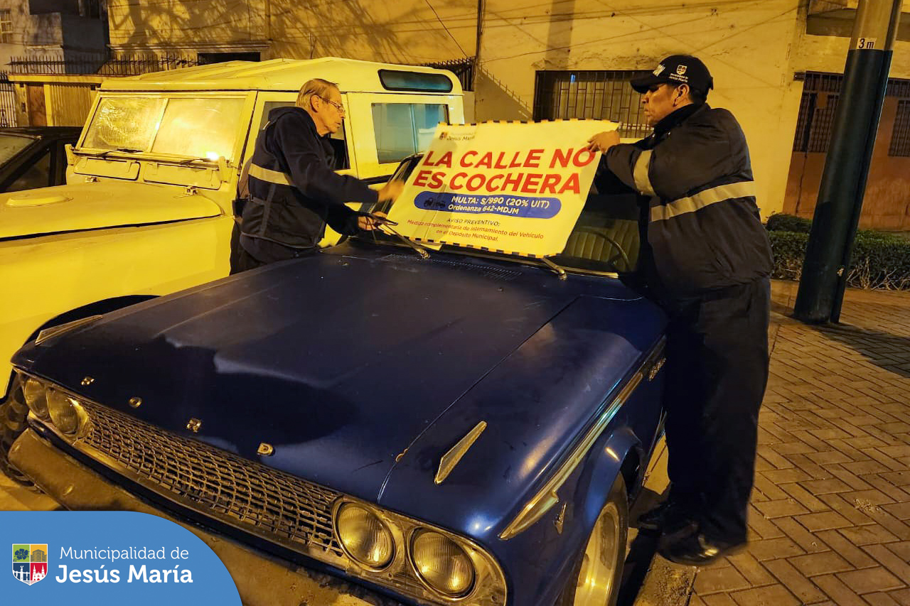 ⛔ No permitiremos la informalidad en nuestro distrito y continuamos en la lucha 💪 para que nuestras calles no sean utilizadas para la venta informal de vehículos. ☝️ Exhortamos a los propietarios de estos autos ubicados en la cuadra 23 del Jirón Quito para que sean retirados en el breve plazo, respetando las ordenanzas vigentes.
🤝 Trabajamos por el bien común, porque #JesúsMaríaSomosTodos