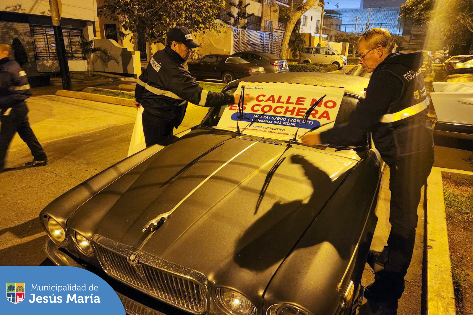 ⛔ No permitiremos la informalidad en nuestro distrito y continuamos en la lucha 💪 para que nuestras calles no sean utilizadas para la venta informal de vehículos. ☝️ Exhortamos a los propietarios de estos autos ubicados en la cuadra 23 del Jirón Quito para que sean retirados en el breve plazo, respetando las ordenanzas vigentes.
🤝 Trabajamos por el bien común, porque #JesúsMaríaSomosTodos
