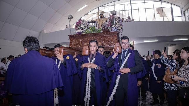 La Universidad Nacional Hermilio Valdizán realizó una misa en honor al Señor de Burgos, con la presencia de autoridades y la comunidad universitaria.