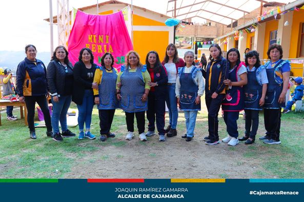 Esta importante actividad se realizó con la participación de los estudiantes, profesores y personal administrativo de la I.E.I 105 Pachacutec, con el objetivo de generar conciencia ambiental en la comuna estudiantil.
➡️Cada aula generó diseños llenos de información sobre reciclaje y buenas prácticas sostenibles para la protección y el cuidado del medio ambiente. Las maquetas ingeniosas que mostraron, reflejaron soluciones creativas para enfrentar los desafíos ambientales que es uno de los puntos más importantes para lograr concientizarlos.
👦🏻De esta manera generamos conciencia ambiental en los niños del jardín Pachacutec, quienes con sus padres fueron capacitados en temas ambientales por personal de la Municipalidad Provincial de Cajamarca.
