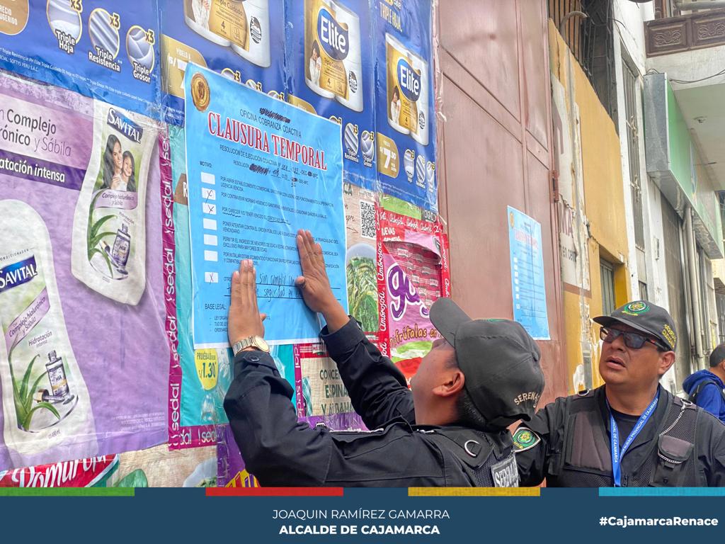 La Municipalidad Provincial de Cajamarca, la Subprefectura y Fiscal铆a de Prevenci贸n del Delito, continuamos realizando operativos de fiscalizaci贸n en diferentes establecimientos, con el objetivo de verificar el cumplimiento de la normativa cuidando la salud de todos los cajamarquinos.
鉃★笍En esta ocasi贸n se intervino dos establecimientos mayoristas denominados "Inversiones Me帽e E.I.R.L" y "Mancor Bussiness", encontrando que no respetan la normal y en este 煤ltimo constatando infraestructura inadecuada, instalaciones y condiciones antihigi茅nicas, adem谩s de encontrar excremento de roedores y no presentar certificado de saneamiento b谩sico por empresas autorizadas por el MINSA y productos envasados con fechas vencidas; procediendo a ser clausurados ambos locales.
馃Es compromiso de la actual gesti贸n municipal imponer el principio de autoridad para salvaguardar la integridad de los cajamarquinos, ordenando y exigiendo a los empresarios a cumplir con las normas.
