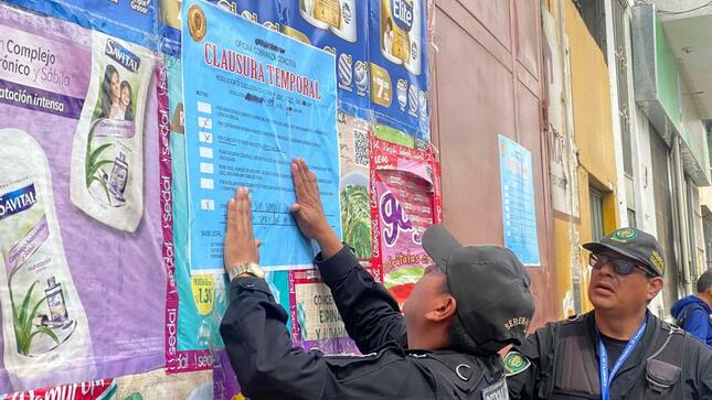 La Municipalidad Provincial de Cajamarca, la Subprefectura y Fiscalía de Prevención del Delito, continuamos realizando operativos de fiscalización en diferentes establecimientos, con el objetivo de verificar el cumplimiento de la normativa cuidando la salud de todos los cajamarquinos. 
➡️En esta ocasión se intervino dos establecimientos mayoristas denominados "Inversiones Meñe E.I.R.L" y "Mancor Bussiness", encontrando que no respetan la normal y en este último constatando infraestructura inadecuada, instalaciones y condiciones antihigiénicas, además de encontrar excremento de roedores y no presentar certificado de saneamiento básico por empresas autorizadas por el MINSA y productos envasados con fechas vencidas; procediendo a ser clausurados ambos locales. 
🤝Es compromiso de la actual gestión municipal imponer el principio de autoridad para salvaguardar la integridad de los cajamarquinos, ordenando y exigiendo a los empresarios a cumplir con las normas. 