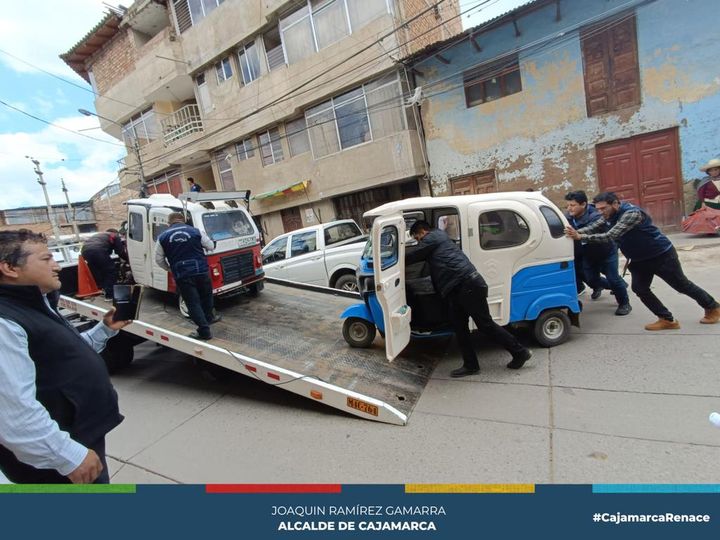 Con la finalidad de erradicar la informalidad en el transporte público de pasajeros, la gerencia de Transporte y Seguridad Vial de la Municipalidad Provincial de Cajamarca, con apoyo de la Policía de Tránsito, está intensificando los operativos en diferentes sectores de la ciudad, a través de un trabajo coordinado con la subgerencia de Inspección y Seguridad Vial.
🗣La gerente de Transporte y Seguridad Vial, Edith Cucho Gutiérrez indicó que no solamente se ejecutan los operativos para erradicar la informalidad en el transporte público, sino que de manera paralela la comuna local, ofrece a los conductores una serie de facilidades para su formalización como por ejemplo la obtención rápida de la licencia de conducir clase B, y además se tiene la autorización para la regularización de aquellas licencias de conducir de motos lineales y mototaxis, que no se encuentran registradas en el Sistema Nacional de Licencias de Conducir del Ministerio de Transportes y Comunicaciones.
➡️Al mimo tiempo, exhortó a los conductores de mototaxis a no ingresar al centro histórico de la ciudad, lo cual está terminantemente prohibido, además de respetar la señalización de los pases peatonales, impidiendo el normal tránsito vehicular, constituyendo una falta de respeto a las normas de tránsito y atentado contra la vida humana.