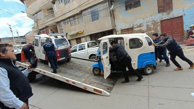 Con la finalidad de erradicar la informalidad en el transporte público de pasajeros, la gerencia de Transporte y Seguridad Vial de la Municipalidad Provincial de Cajamarca, con apoyo de la Policía de Tránsito, está intensificando los operativos en diferentes sectores de la ciudad, a través de un trabajo coordinado con la subgerencia de Inspección y Seguridad Vial.
🗣La gerente de Transporte y Seguridad Vial, Edith Cucho Gutiérrez indicó que no solamente se ejecutan los operativos para erradicar la informalidad en el transporte público, sino que de manera paralela la comuna local, ofrece a los conductores una serie de facilidades para su formalización como por ejemplo la obtención rápida de la licencia de conducir clase B, y además se tiene la autorización para la regularización de aquellas licencias de conducir de motos lineales y mototaxis, que no se encuentran registradas en el Sistema Nacional de Licencias de Conducir del Ministerio de Transportes y Comunicaciones. 
➡️Al mimo tiempo, exhortó a los conductores de mototaxis a no ingresar al centro histórico de la ciudad, lo cual está terminantemente prohibido, además de respetar la señalización de los pases peatonales, impidiendo el normal tránsito vehicular, constituyendo una falta de respeto a las normas de tránsito y atentado contra la vida humana.