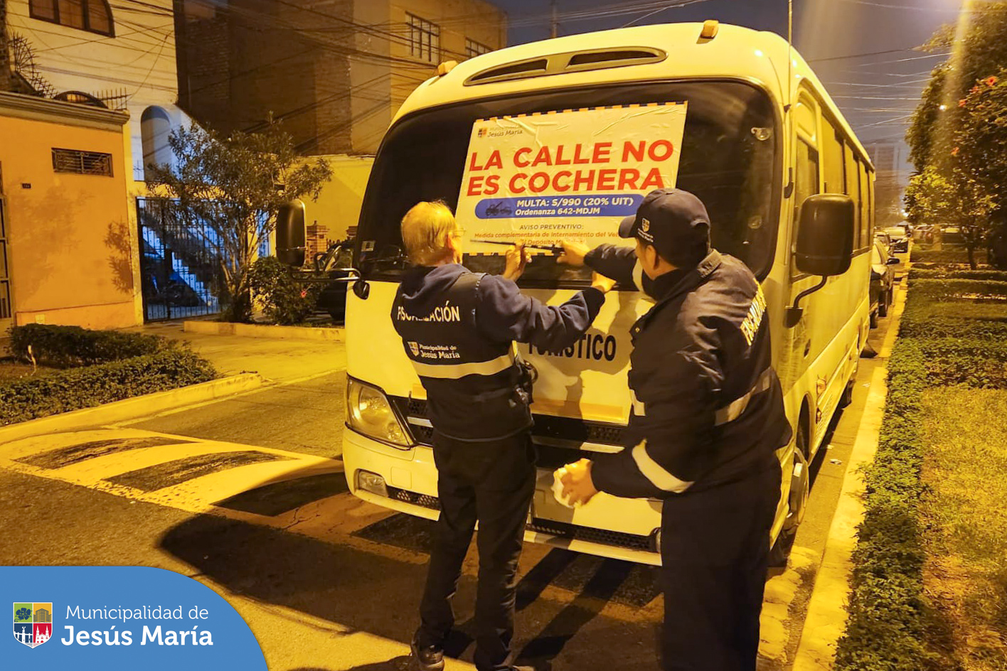 A los propietarios de vehículos de carga pesada, les decimos ✋❌ ¡Basta de ocupar los estacionamientos que son de todos los jesusmarianos!
🛑 Continuaremos con nuestros operativos, aplicando las multas respectivas y llevando vehículos al depósito. ¡Es hora de respetar las normas y regulaciones!
