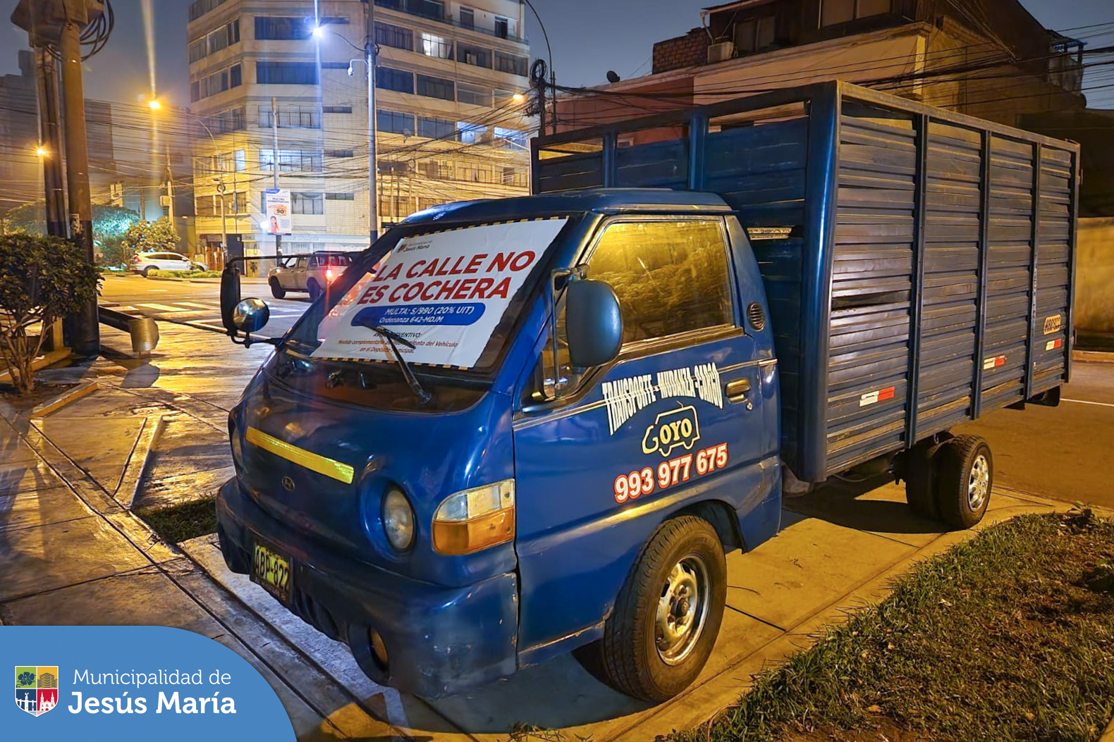 A los propietarios de vehículos de carga pesada, les decimos ✋❌ ¡Basta de ocupar los estacionamientos que son de todos los jesusmarianos!
🛑 Continuaremos con nuestros operativos, aplicando las multas respectivas y llevando vehículos al depósito. ¡Es hora de respetar las normas y regulaciones!