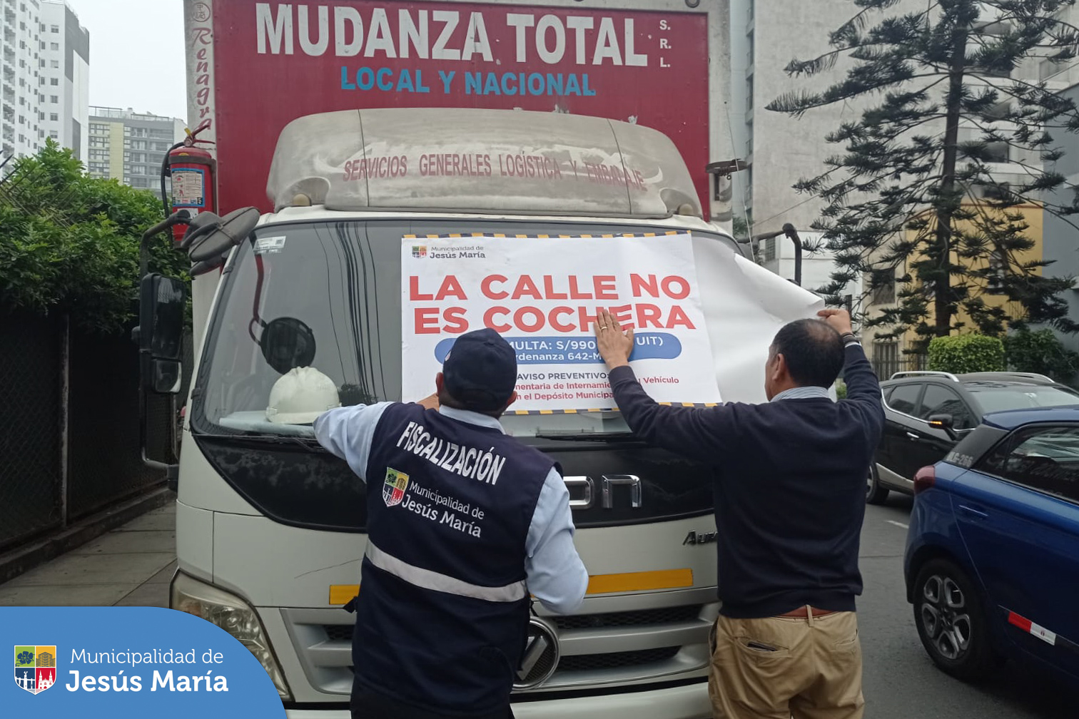 A los propietarios de vehículos de carga pesada, les decimos ✋❌ ¡Basta de ocupar los estacionamientos que son de todos los jesusmarianos!
🛑 Continuaremos con nuestros operativos, aplicando las multas respectivas y llevando vehículos al depósito. ¡Es hora de respetar las normas y regulaciones!