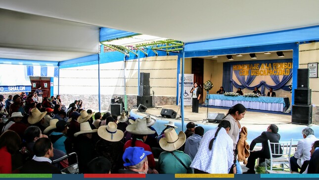 En conmemoración del Día Nacional de la Discapacidad, la Oficina Municipal de Atención a la Persona con Discapacidad (OMAPED) de la Municipalidad Provincial de Cajamarca organizó un emotivo homenaje a las personas con discapacidad de la comunidad. La actividad se llevó a cabo en el anfiteatro de la comuna local contando con la participación de numerosos asistentes, quienes se unieron para celebrar y reconocer la importancia de la inclusión y la diversidad.
👨‍🦯Diferentes personas con discapacidad mostraron su talento y habilidades en diversas disciplinas. La audiencia pudo disfrutar de emocionantes presentaciones de música, danza y otras manifestaciones artísticas que destacaron la capacidad y creatividad de las personas con discapacidad de Cajamarca.
🥰El homenaje fue un testimonio del firme compromiso de la OMAPED de la Municipalidad Provincial de Cajamarca con la promoción de los derechos y la dignidad de las personas con discapacidad. La entidad trabaja constantemente para desarrollar programas y servicios que fomenten la inclusión y mejoren la calidad de vida de las personas con discapacidad en la provincia.
🤝Agradecemos a la regidora Delia Tafur Herrera por estar presente en esta actividad y seguir trabajando por toda la colectividad cajamarquina. 