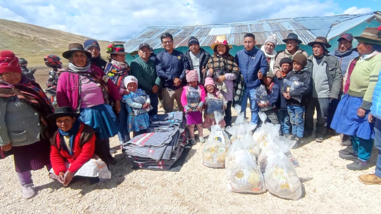 Familias afectadas por bajas temperaturas reciben ropa de abrigo, frazadas y alimentos en Yauyos
