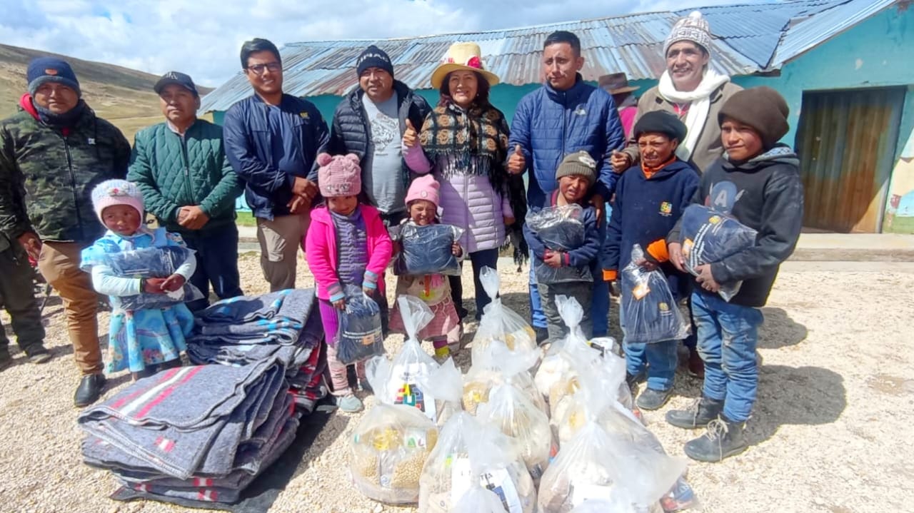 Familias afectadas por bajas temperaturas reciben ropa de abrigo, frazadas y alimentos en Yauyos