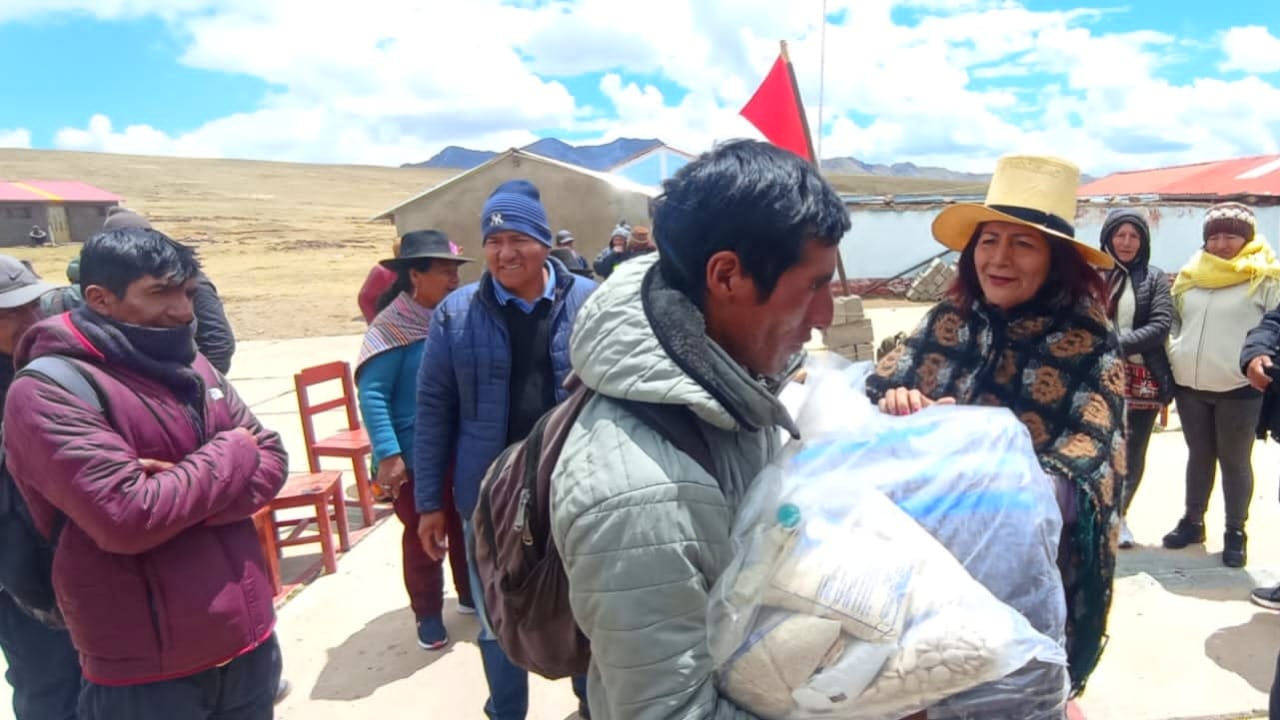 Familias afectadas por bajas temperaturas reciben ropa de abrigo, frazadas y alimentos en Yauyos