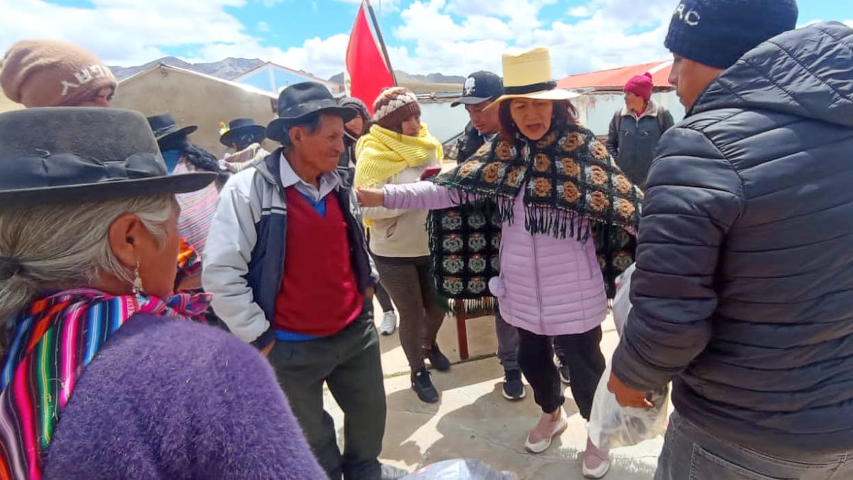 Familias afectadas por bajas temperaturas reciben ropa de abrigo, frazadas y alimentos en Yauyos