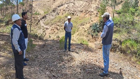 Ing. José Briones Álvarez, alcalde del distrito de Namora, realiza visita de inspección para apertura de trocha carrozable en el caserío Jigón, moradores de este sector podrán tener acceso vial a una nueva ruta alterna que les permitirá trasladarse y sacar sus productos de manera inmediata.
