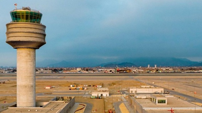 La Contraloría General evidenció limitaciones en la operación de la segunda pista de aterrizaje y en la nueva torre de control del Aeropuerto Internacional Jorge Chávez (AIJC) debido al problema de “dualidad de imagen” en los vidrios de la referida torre y al incumplimiento de la capacitación de los controladores aéreos para que operen las dos pistas de aterrizaje (la actual y la segunda) en simultáneo dentro del plazo establecido en el Contrato de Concesión, lo que restringe el aprovechamiento de la infraestructura aeroportuaria por parte de los usuarios.