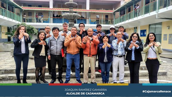La Municipalidad Provincial de Cajamarca, a trav茅s de su gerencia de Desarrollo Social y Humano, realiz贸 una exitosa capacitaci贸n destinada a los Promotores de los programas del Vaso de Leche y Comedores Populares. El objetivo principal de esta capacitaci贸n fue empoderar a estos l铆deres con las herramientas y conocimientos necesarios para proteger a los ni帽os, ni帽as y adolescentes (NNA) en la comunidad, as铆 como para familiarizarse con la estrategia "Ponte En #ModoNi帽ez".
馃懆鈥嶐煆獶urante la capacitaci贸n, se present贸 la estrategia "Ponte En #ModoNi帽ez", la cual busca promover una comunidad segura y protectora para los NNA. La estrategia se enfoca en la prevenci贸n y la creaci贸n de ambientes en los que los ni帽os y adolescentes puedan crecer y desarrollarse de manera saludable, protegidos de cualquier forma de violencia o abuso.
馃憠La Municipalidad Provincial de Cajamarca se compromete a garantizar el bienestar y la protecci贸n de los NNA en la comunidad, y esta capacitaci贸n representa un paso significativo hacia el logro de este objetivo. La capacitaci贸n proporcionar谩 a los promotores las herramientas y la informaci贸n necesarias para desempe帽ar un papel fundamental en la promoci贸n de los derechos y el bienestar de los NNA en la provincia.
