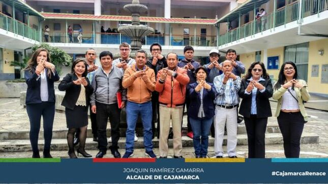 La Municipalidad Provincial de Cajamarca, a través de su gerencia de Desarrollo Social y Humano, realizó una exitosa capacitación destinada a los Promotores de los programas del Vaso de Leche y Comedores Populares. El objetivo principal de esta capacitación fue empoderar a estos líderes con las herramientas y conocimientos necesarios para proteger a los niños, niñas y adolescentes (NNA) en la comunidad, así como para familiarizarse con la estrategia "Ponte En #ModoNiñez".
👨‍🏫Durante la capacitación, se presentó la estrategia "Ponte En #ModoNiñez", la cual busca promover una comunidad segura y protectora para los NNA. La estrategia se enfoca en la prevención y la creación de ambientes en los que los niños y adolescentes puedan crecer y desarrollarse de manera saludable, protegidos de cualquier forma de violencia o abuso.
👉La Municipalidad Provincial de Cajamarca se compromete a garantizar el bienestar y la protección de los NNA en la comunidad, y esta capacitación representa un paso significativo hacia el logro de este objetivo. La capacitación proporcionará a los promotores las herramientas y la información necesarias para desempeñar un papel fundamental en la promoción de los derechos y el bienestar de los NNA en la provincia.
