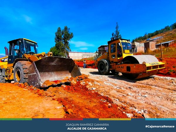 En acción ante una temporada alta de lluvias que afectan nuestras vías de acceso, se ha llevado a cabo un importante mantenimiento para garantizar la seguridad de los conductores. Además, nos complace anunciar la pronta apertura de una nueva vía que mejorará significativamente el flujo del tráfico en nuestro complejo Pecuario.
⬆️ Durante las temporadas de lluvia, las vías de acceso se vieron afectadas por lodo y otros problemas que comprometen la seguridad vial. Es por eso que se han realizado trabajos exhaustivos para reparar y mejorar estas vías, con el objetivo de brindar a los conductores mayor seguridad y fluidez en el tránsito.
🗣El Ing. Milton Velásquez, administrador del complejo pecuario manifestó que la inversión en el mantenimiento de las vías vehiculares y la apertura de nueva ruta demuestran el compromiso de nuestro alcalde Joaquín Ramírez, con la seguridad y el bienestar de nuestros ciudadanos que acuden al complejo pecuario Iscoconga.