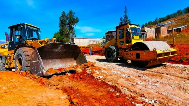 En acción ante una temporada alta de lluvias que afectan nuestras vías de acceso, se ha llevado a cabo un importante mantenimiento para garantizar la seguridad de los conductores. Además, nos complace anunciar la pronta apertura de una nueva vía que mejorará significativamente el flujo del tráfico en nuestro complejo Pecuario. 
⬆️ Durante las temporadas de lluvia, las vías de acceso se vieron afectadas por lodo y otros problemas que comprometen la seguridad vial. Es por eso que se han realizado trabajos exhaustivos para reparar y mejorar estas vías, con el objetivo de brindar a los conductores mayor seguridad y fluidez en el tránsito.
🗣El Ing. Milton Velásquez, administrador del complejo pecuario manifestó que la inversión en el mantenimiento de las vías vehiculares y la apertura de nueva ruta demuestran el compromiso de nuestro alcalde Joaquín Ramírez, con la seguridad y el bienestar de nuestros ciudadanos que acuden al complejo pecuario Iscoconga.