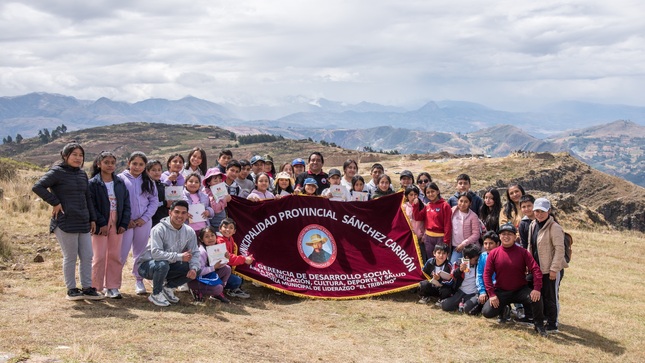 Participantes de la actividad cultural en Marcahuamachuco