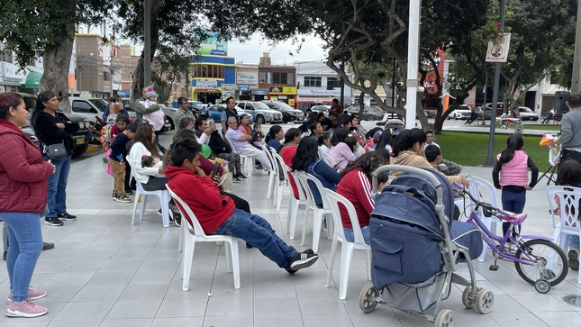 El espectáculo de títeres en la Plaza de Armas se ha convertido en una tradición dominical que busca ofrecer entretenimiento, diversión y cultura a la comunidad.