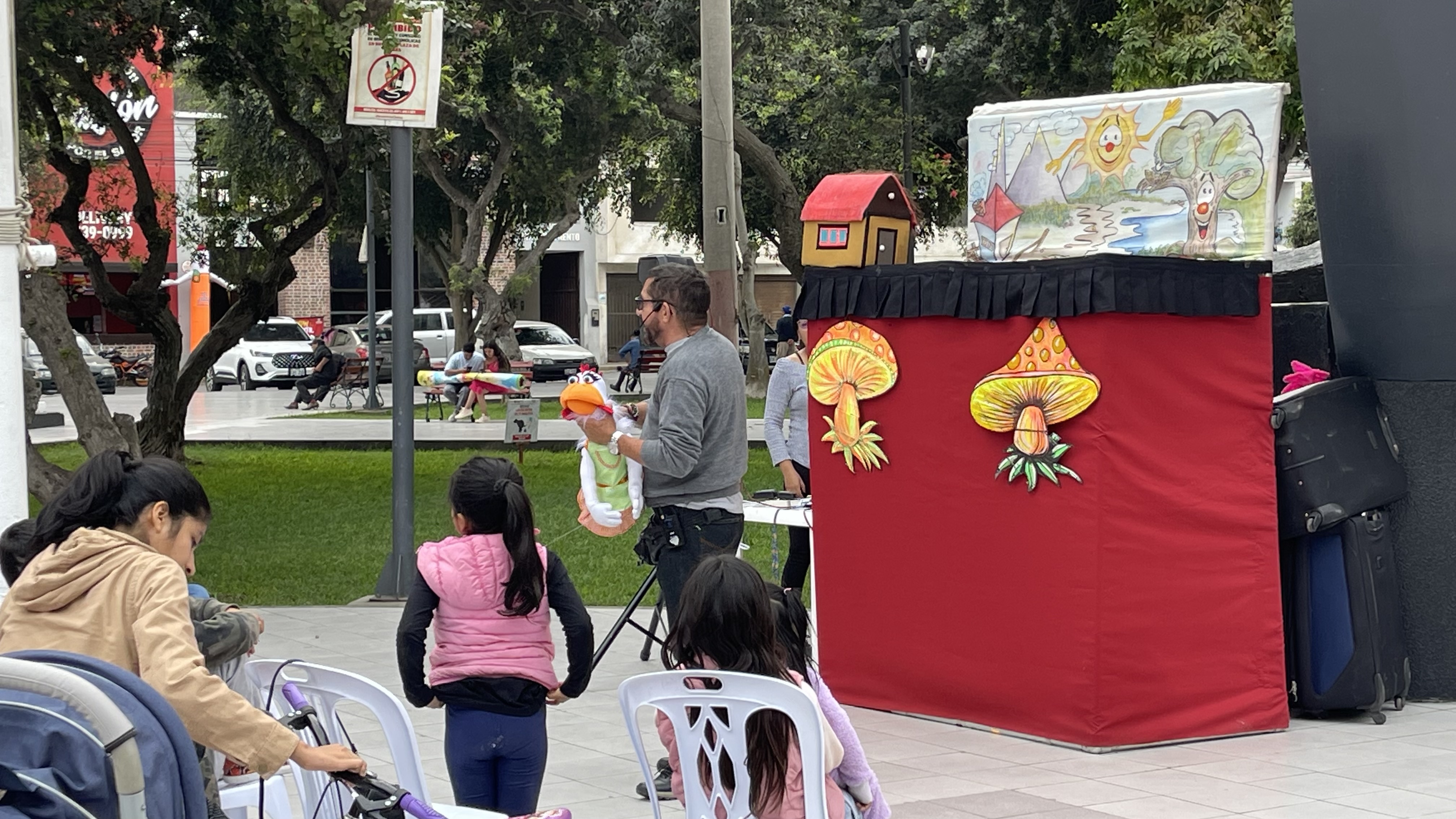 El espectáculo de títeres en la Plaza de Armas se ha convertido en una tradición dominical que busca ofrecer entretenimiento, diversión y cultura a la comunidad.