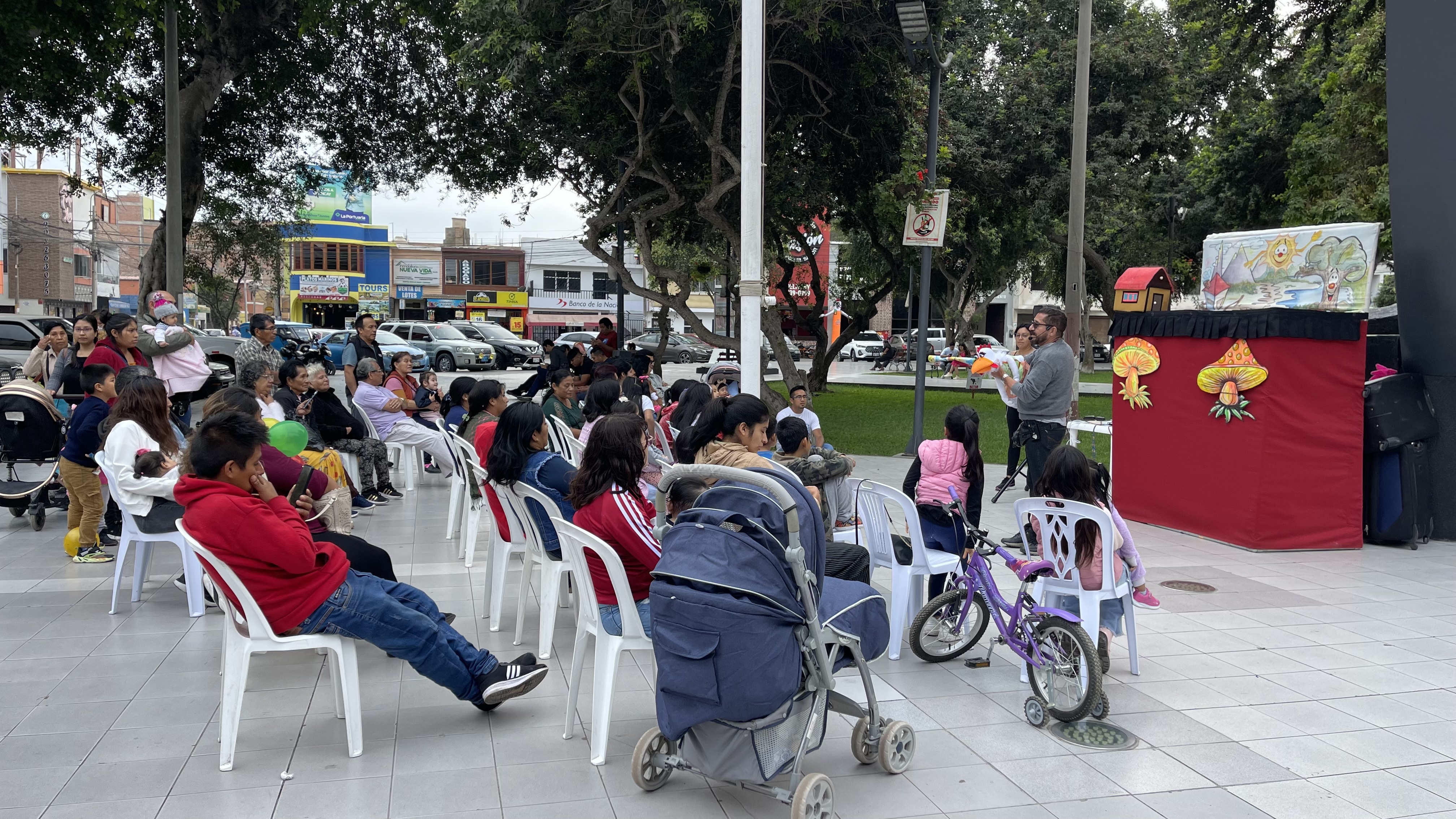 El espectáculo de títeres en la Plaza de Armas se ha convertido en una tradición dominical que busca ofrecer entretenimiento, diversión y cultura a la comunidad.