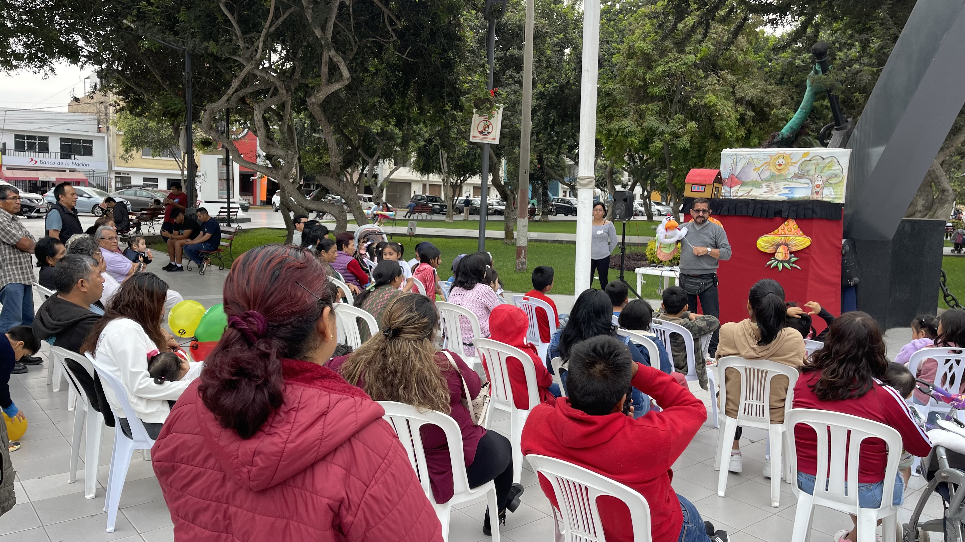 El espectáculo de títeres en la Plaza de Armas se ha convertido en una tradición dominical que busca ofrecer entretenimiento, diversión y cultura a la comunidad.