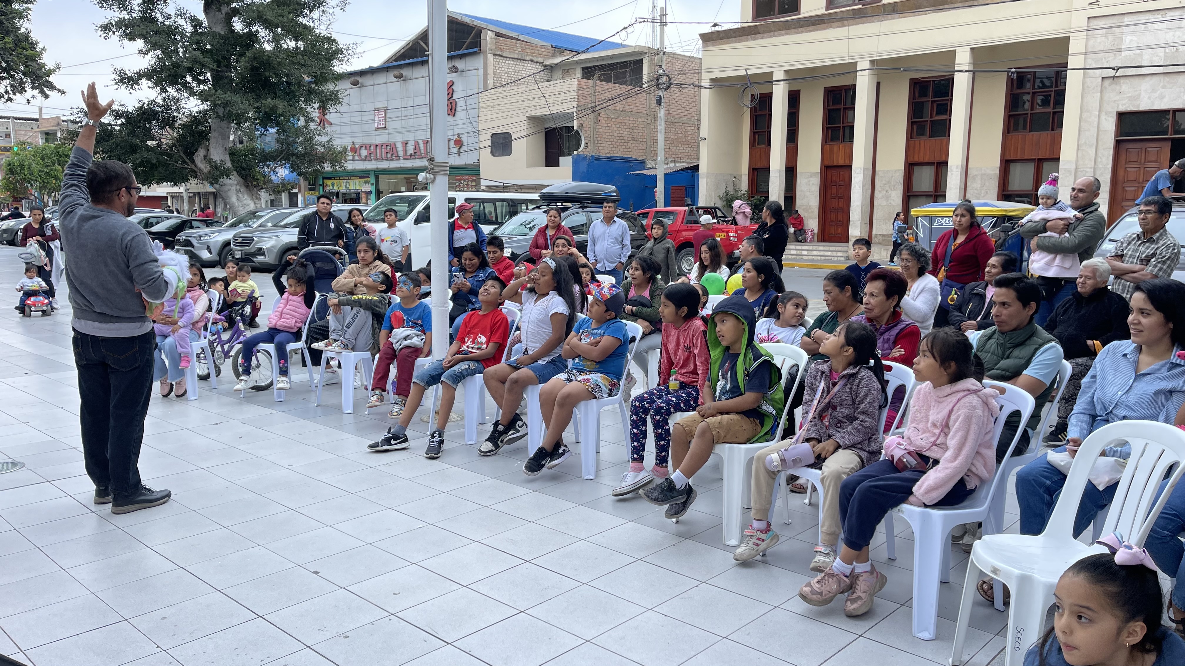 El espectáculo de títeres en la Plaza de Armas se ha convertido en una tradición dominical que busca ofrecer entretenimiento, diversión y cultura a la comunidad.