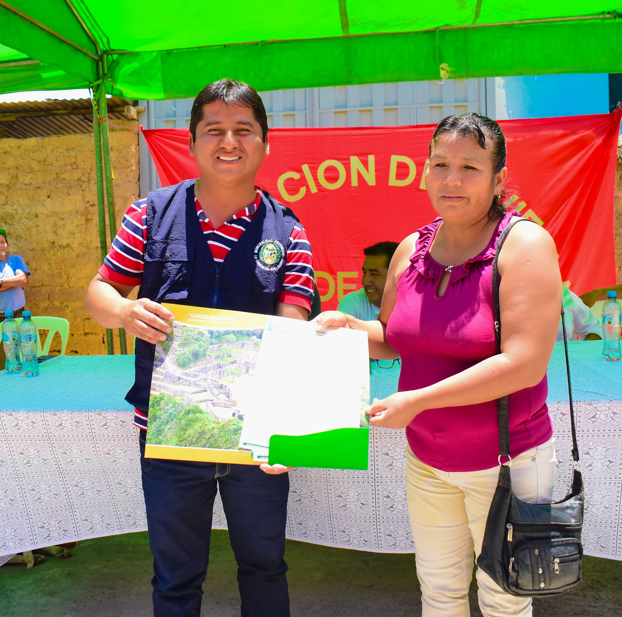 La Municipalidad Provincial La Convención entregó títulos de propiedad a la Asociación de Vivienda 2 de Enero