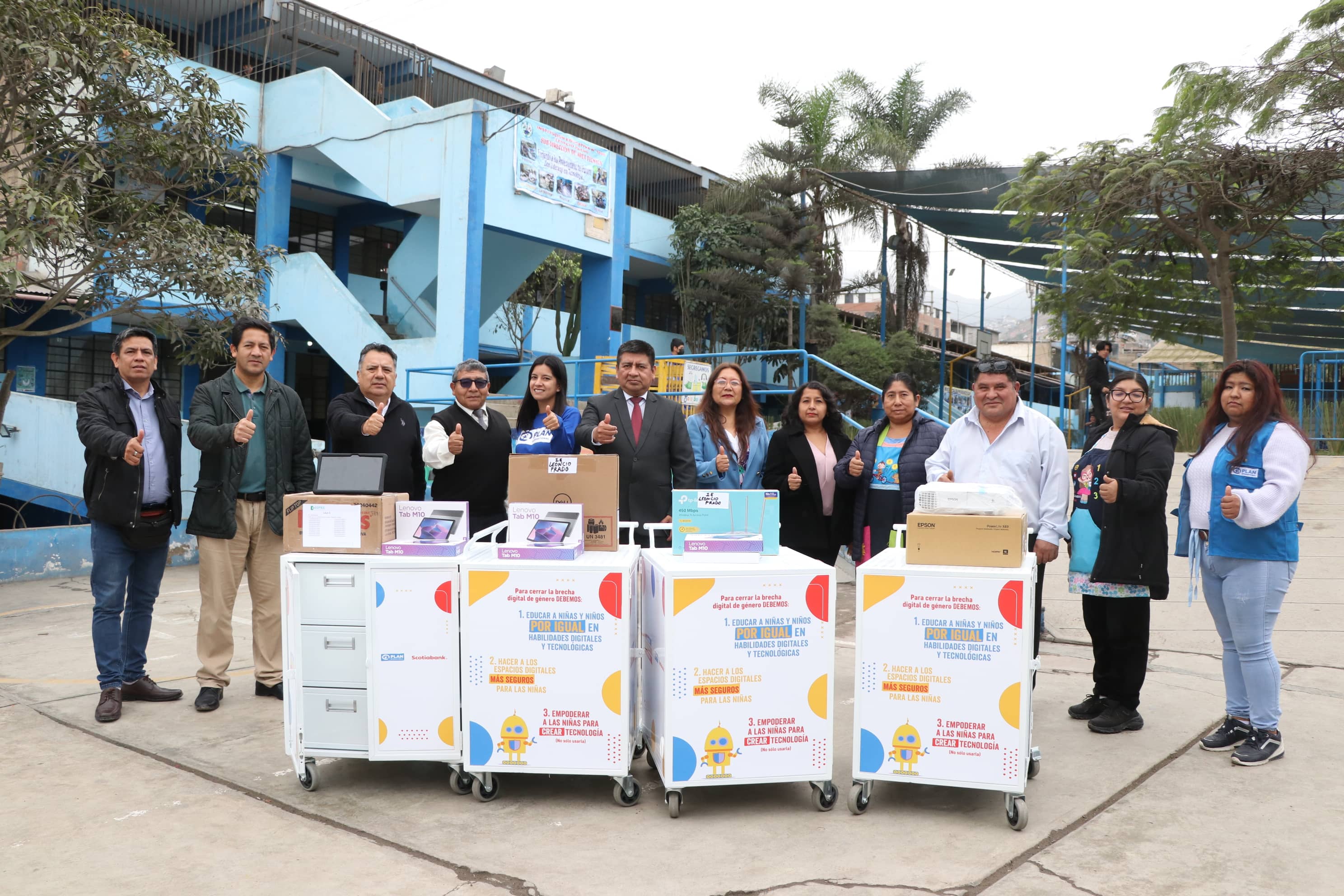 IE 7035 Leoncio Prado de Pamplona Alta recibió tablet, Laptop, proyectores de Plan International