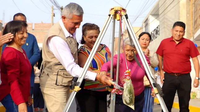 Alcalde provincial entregó obra de pistas, veredas y jardines a vecinos de Las Margaritas