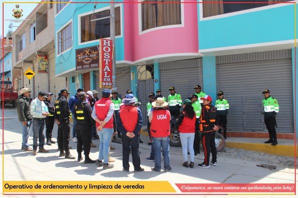 En un esfuerzo conjunto y sin precedentes en aras de un distrito ordenado, la Municipalidad Distrital de Colquemarca, a traves de la Gerencia de Gestión Ambiental y Servicios Públicos, la Gerencia de Desarrollo Económico Local, Oficina de Gestión de Riesgos de Desastre, Oficina de Seguridad Ciudadana, entre otras áreas y en estrecha coordinación con la Policía Nacional del Perú; llevó a cabo un exitoso operativo de ordenamiento y limpieza de veredas en nuestro querido distrito.
Este operativo, realizado con el objetivo de mejorar la calidad de vida de nuestros ciudadanos y garantizar el orden para todos, se centró en el ordenamiento, limpieza y despeje de las veredas de las principales arterias de Colquemarca. Cabe mencionar tambien que el regidor Cassiano Gómez Gallegos participó en esta actividad, escuchando el pedido de orden que busca la población.
Previamente a esta acción, se realizaron notificaciones personales a comerciantes y vecinos, instándolos a despejar la vía pública. Además, a través de nuestro programa radial municipal, se mantuvo a la comunidad informada sobre esta importante iniciativa. Gracias a ello, muchos vecinos y comerciantes apoyaron y felicitaron el accionar de la Municipaldiad encabezada por nuestro alcalde Prof. Santos Oviedo Ataucuri. 
En esta oportunidad NO se decomisó ningún tipo de mercadería, ni equipos, artefactos, etc. Sin embargo, queremos remarcar que, a partir de hoy, haremos 𝐎𝐏𝐄𝐑𝐀𝐓𝐈𝐕𝐎𝐒 𝐈𝐍𝐎𝐏𝐈𝐍𝐀𝐃𝐎𝐒, es decir, podrán llevarse a cabo en cualquier momento, a cualquier hora del día y sin previo aviso o notificación. Esta medida busca garantizar la sostenibilidad de un Colquemarca ordenado y limpio en beneficio de todos sus habitantes. 
La Municipalidad Distrital de Colquemarca agradece la colaboración de la comunidad y reitera su compromiso de trabajar incansablemente por el bienestar de nuestra población. Juntos, construiremos un distrito más limpio, seguro y ordenado.
¡Colquemarca, un nuevo comienzo con oportunidades para todos!
Prof. Santos Oviedo Ataucuri - Alcalde
Gestión 2023 – 2026
