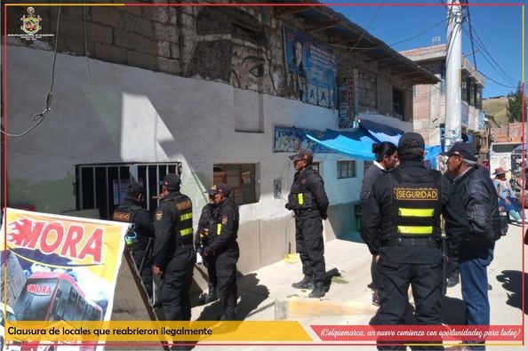 Mano dura de la municipalidad Distrital de Colquemarca toma de medidas contra locales clausurados
Demostrando que se viene actuando firmemente, la Municipalidad Distrital de Colquemarca, a través de la Oficina de fiscalización y en colaboración con Seguridad Ciudadana, ha llevado a cabo notificaciones a los locales que han reabierto sus puertas a pesar de estar sujetos a una clausura temporal impuesta durante el último fin de semana. En línea con la ordenanza municipal 004-2023-MDC, aquellos establecimientos que incurren en la reapertura indebida mientras la sanción de clausura definitiva o temporal sigue vigente, se enfrentan a una sanción que implica el pago de un 10% de la UIT, tapiado del local y una denuncia penal.
La Municipalidad Distrital de Colquemarca, bajo la firme dirección del alcalde Prof. Santos Oviedo Ataucuri, ha dejado claro su compromiso de hacer cumplir las leyes y normativas vigentes en el distrito. Esta acción forma parte de una serie de medidas destinadas a garantizar el orden y el respeto a las regulaciones municipales.
En ese sentido, se continuarán llevando a cabo batidas inopinadas en los negocios de la localidad, con el objetivo de identificar y sancionar a aquellos que estén infringiendo las leyes establecidas. La Municipalidad hace un llamado a todos los propietarios de locales comerciales a respetar las disposiciones municipales y acatar las sanciones impuestas en caso de incumplimiento.
La seguridad y el bienestar de nuestra comunidad son prioridades fundamentales para la Municipalidad Distrital de Colquemarca. A través de acciones como esta, se busca mantener el orden, preservar el cumplimiento de las normativas y fomentar un entorno seguro y respetuoso para todos los ciudadanos.
¡Colquemarca, un nuevo comienzo con oportunidades para todos!
Prof. Santos Oviedo Ataucuri - Alcalde
Gestión 2023 - 2026