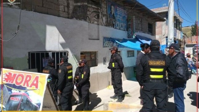  Mano dura de la municipalidad  Distrital de Colquemarca  toma de medidas  contra locales  clausurados 
Demostrando que se viene actuando firmemente, la Municipalidad Distrital de Colquemarca, a través de la Oficina de fiscalización y en colaboración con Seguridad Ciudadana, ha llevado a cabo notificaciones a los locales que han reabierto sus puertas a pesar de estar sujetos a una clausura temporal impuesta durante el último fin de semana. En línea con la ordenanza municipal 004-2023-MDC, aquellos establecimientos que incurren en la reapertura indebida mientras la sanción de clausura definitiva o temporal sigue vigente, se enfrentan a una sanción que implica el pago de un 10% de la UIT, tapiado del local y una denuncia penal.
La Municipalidad Distrital de Colquemarca, bajo la firme dirección del alcalde Prof. Santos Oviedo Ataucuri, ha dejado claro su compromiso de hacer cumplir las leyes y normativas vigentes en el distrito. Esta acción forma parte de una serie de medidas destinadas a garantizar el orden y el respeto a las regulaciones municipales.
En ese sentido, se continuarán llevando a cabo batidas inopinadas en los negocios de la localidad, con el objetivo de identificar y sancionar a aquellos que estén infringiendo las leyes establecidas. La Municipalidad hace un llamado a todos los propietarios de locales comerciales a respetar las disposiciones municipales y acatar las sanciones impuestas en caso de incumplimiento.
La seguridad y el bienestar de nuestra comunidad son prioridades fundamentales para la Municipalidad Distrital de Colquemarca. A través de acciones como esta, se busca mantener el orden, preservar el cumplimiento de las normativas y fomentar un entorno seguro y respetuoso para todos los ciudadanos.
¡Colquemarca, un nuevo comienzo con oportunidades para todos!
Prof. Santos Oviedo Ataucuri - Alcalde
Gestión 2023 - 2026
