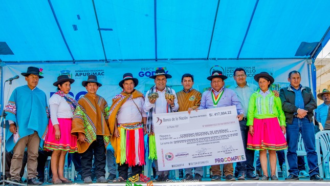 Gobernador Regional Percy godoy hizo entrega de cheques simbólicos con un total de 6 millones de soles a los ganadores de las asociaciones productivas de PROCOMPITE 2023