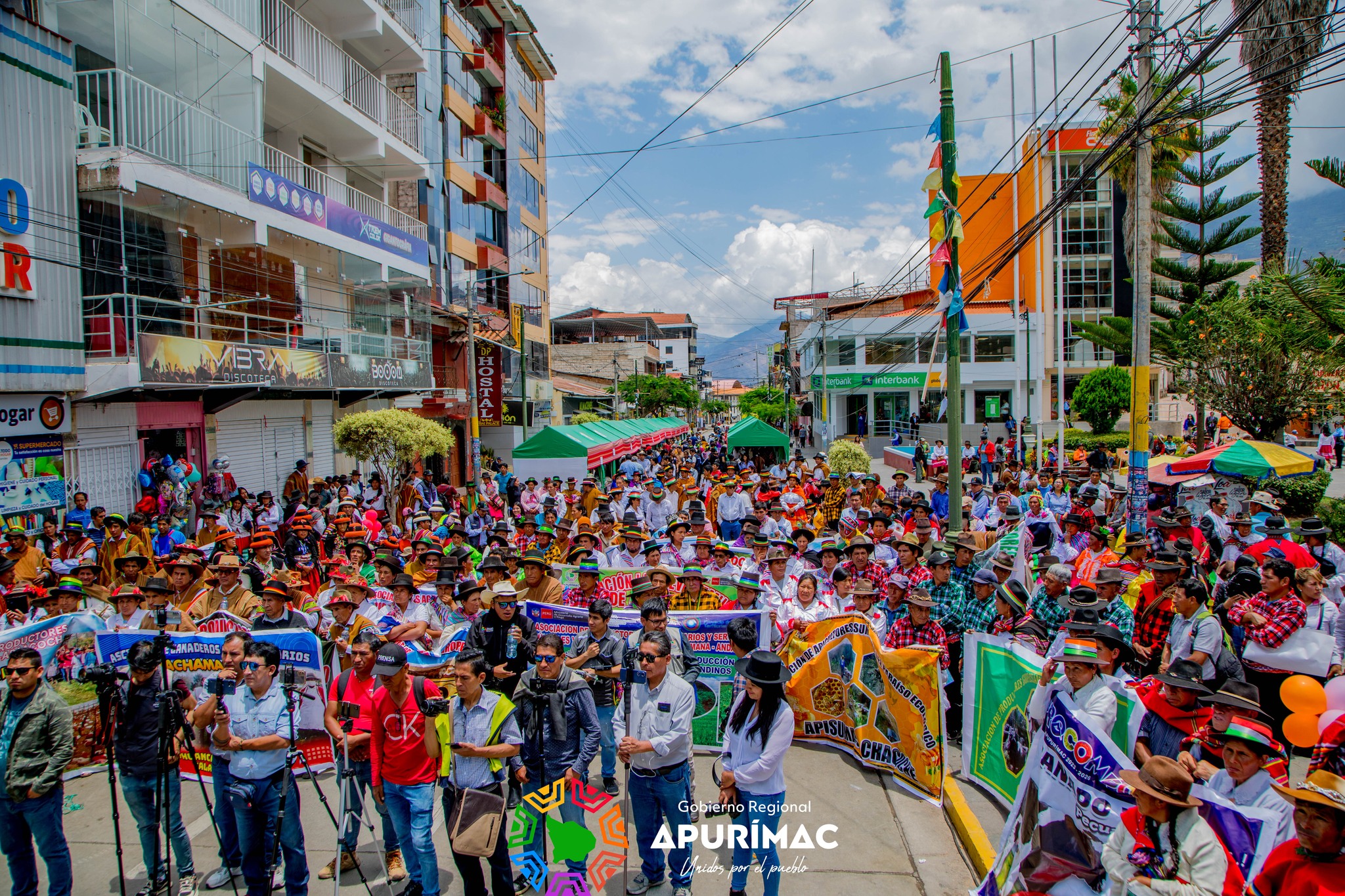 Gobernador Regional Percy godoy hizo entrega de cheques simbólicos con un total de 6 millones de soles a los ganadores de las asociaciones productivas de PROCOMPITE 2023