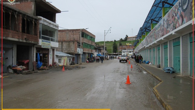 La Municipalidad Distrital de Colquemarca a través del Comité de Seguridad Ciudadana (CODISEC), con todas las autoridades que lo conforman como: frente único, rondas campesinas, seguridad ciudadana, entre otras; conjuntamente con los señores regidores de la municipalidad distrital de Colquemarca y con la presencia de Seguridad Ciudadana e Inspector de Transporte de la Municipalidad Provincial de Chumbivilcas, reubicaron a todos los transportistas, comerciantes de acuerdo a la Ordenanza Municipal Nº 06 -2021 MDC-CH que establece “𝙿𝚁𝙾𝙷𝙸𝙱𝙸𝚁 𝚕𝚊 𝚟𝚎𝚗𝚝𝚊 𝚊𝚖𝚋𝚞𝚕𝚊𝚝𝚘𝚛𝚒𝚊 𝚍𝚎 𝚊𝚕𝚒𝚖𝚎𝚗𝚝𝚘𝚜 𝚎𝚗 𝚝𝚘𝚍𝚊𝚜 𝚜𝚞𝚜 𝚙𝚛𝚎𝚜𝚎𝚗𝚝𝚊𝚌𝚒𝚘𝚗𝚎𝚜, 𝚟𝚎𝚗𝚝𝚊 𝚍𝚎 𝚙𝚛𝚘𝚍𝚞𝚌𝚝𝚘𝚜 𝚍𝚎 𝚊𝚋𝚊𝚛𝚛𝚘𝚝𝚎𝚜, 𝚏𝚎𝚛𝚛𝚎𝚝𝚎𝚛𝚒́𝚊𝚜 𝚢 𝚘𝚝𝚛𝚘𝚜 𝚎𝚗 𝚟𝚎𝚛𝚎𝚍𝚊𝚜 𝚢 𝚊́𝚛𝚎𝚊𝚜 𝚕𝚒𝚋𝚛𝚎𝚜. F𝚒𝚓𝚊𝚛 𝚙𝚊𝚛𝚊𝚍𝚎𝚛𝚘𝚜 𝚍𝚎 𝚝𝚛𝚊𝚗𝚜𝚙𝚘𝚛𝚝𝚎 𝚍𝚎 𝚜𝚎𝚛𝚟𝚒𝚌𝚒𝚘 𝚙𝚞́𝚋𝚕𝚒𝚌𝚘 𝚢 𝚍𝚎 𝚌𝚊𝚛𝚐𝚊 𝚢 𝚙𝚛𝚘𝚑𝚒𝚋𝚒𝚛 𝚎𝚜𝚝𝚊𝚌𝚒𝚘𝚗𝚊𝚖𝚒𝚎𝚗𝚝𝚘 𝚍𝚎 𝚟𝚎𝚑𝚒́𝚌𝚞𝚕𝚘𝚜 𝚎𝚗 𝚌𝚊𝚕𝚕𝚎𝚜 𝚢 𝚊𝚟𝚎𝚗𝚒𝚍𝚊𝚜."
El CODISEC, continuará trabajando coordinadamente con las autoridades en su lucha frontal contra el desorden y la inseguridad en Colquemarca y hacer de nuestro Distrito un mejor lugar para vivir.
¡Colquemarca, un nuevo comienzo con oportunidades para todos!
Prof. Santos Oviedo Ataucuri - Alcalde
Gestión 2023 - 2026
