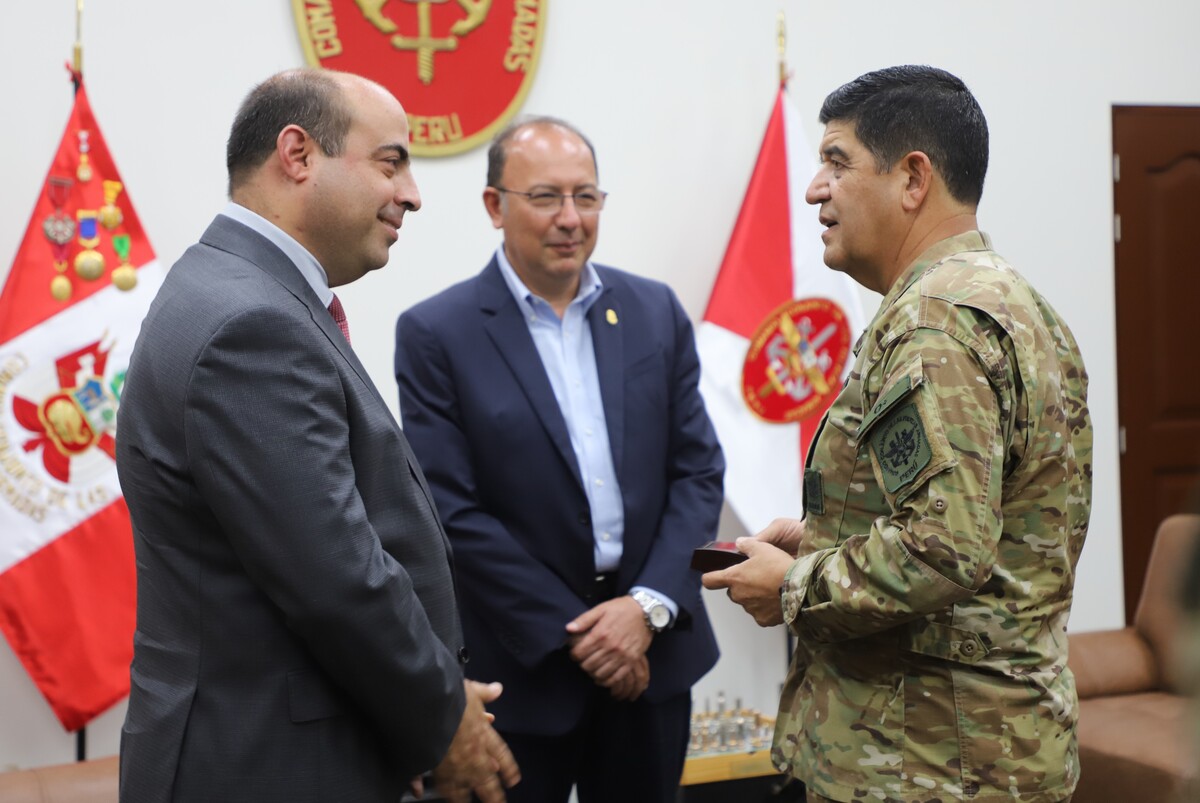 Alcalde del Callao visita al Comando Conjunto de las Fuerzas Armadas