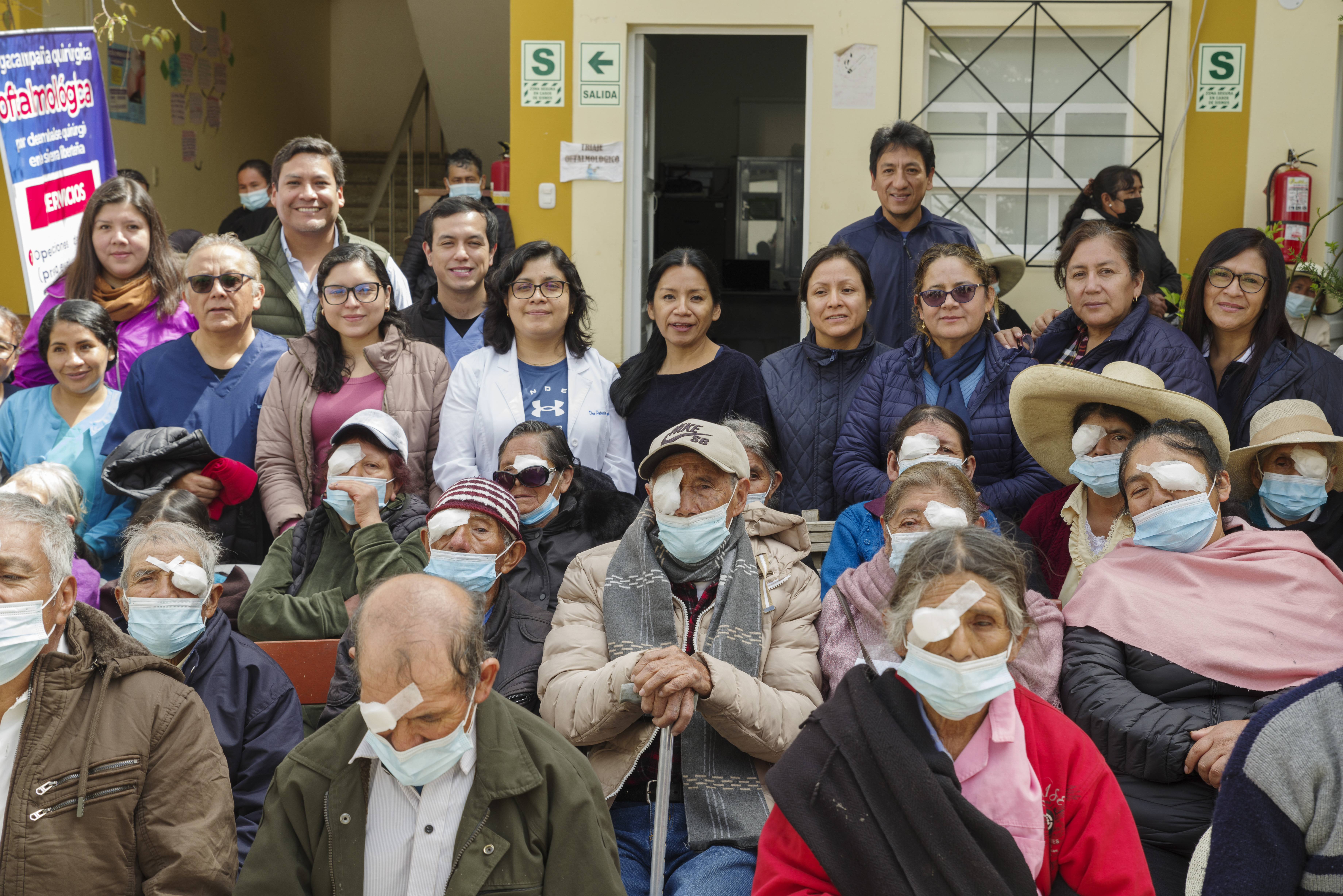 Fotografía de los beneficiarios de la campaña de operación de cataratas
