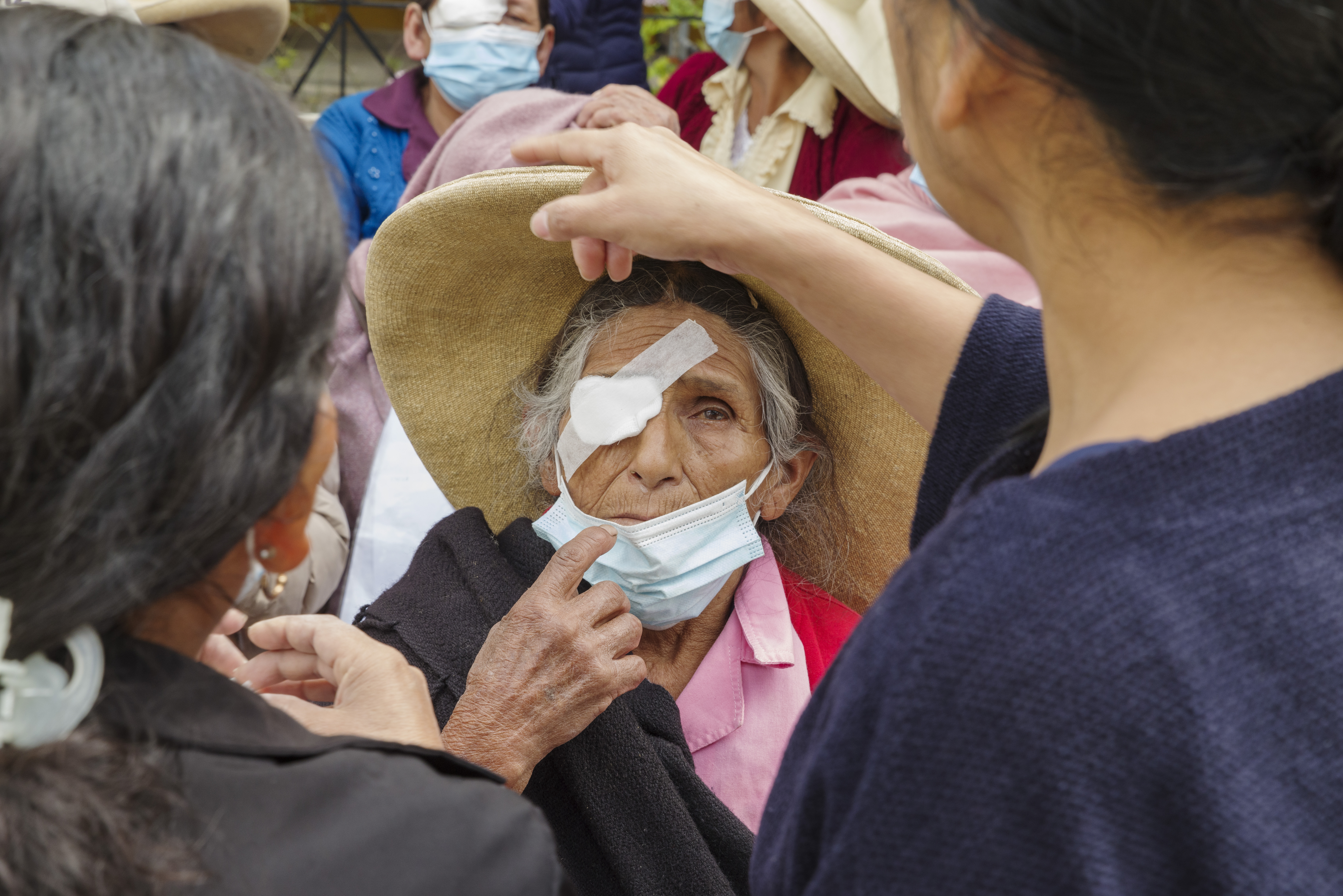 Fotografía de los beneficiarios de la campaña de operación de cataratas