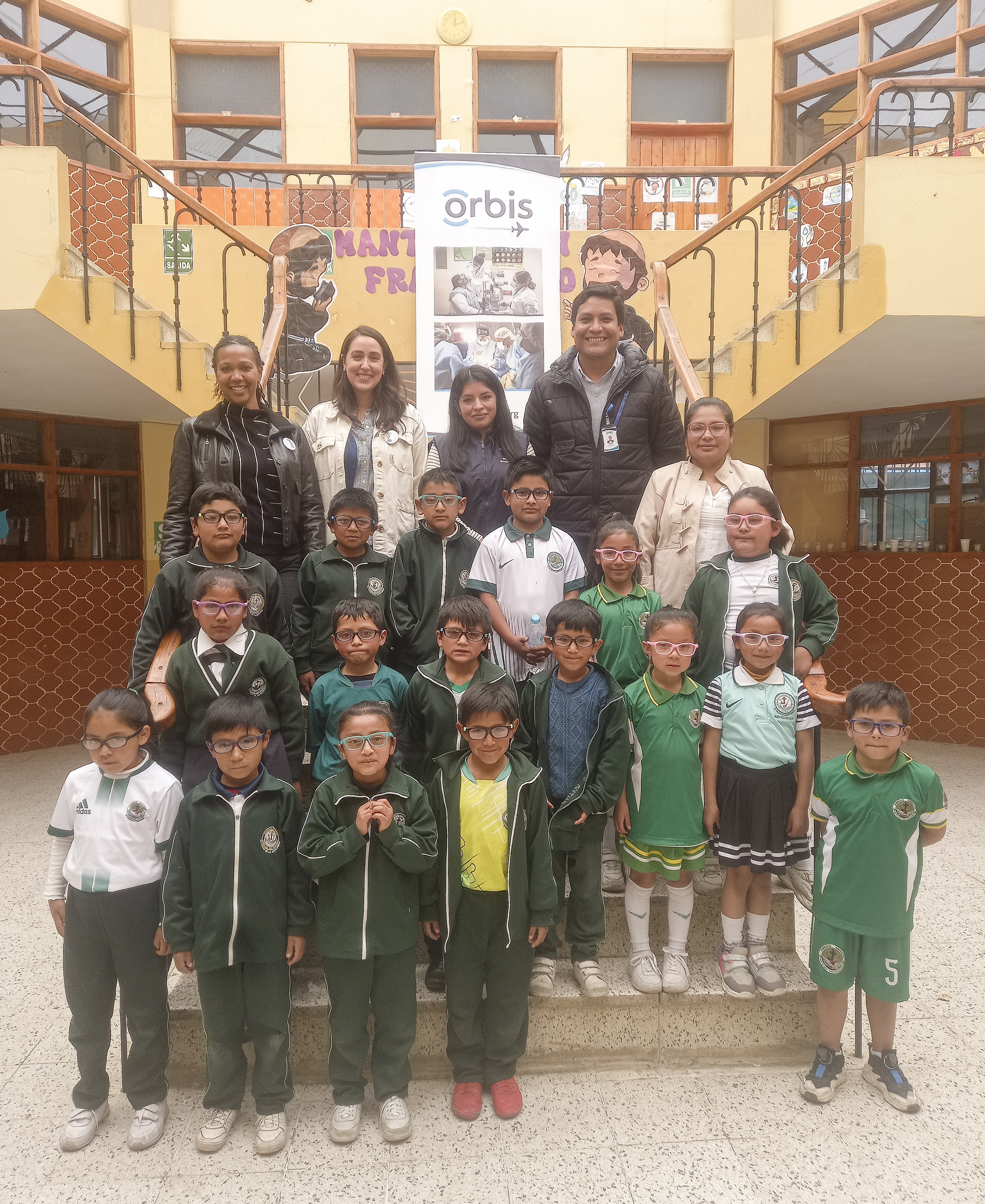 Fotografía de los niños beneficiarios de la entrega de lentes